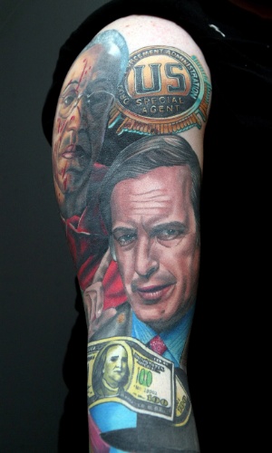 16.mar.2013 - Telly James Allan, fã de "Breaking Bad", decidiu fazer um tributo ao seriado tatuando em seus braços alguns personagens