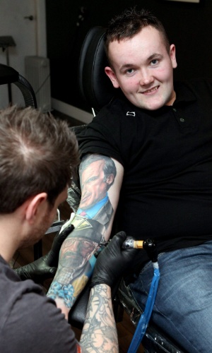 16.mar.2013 - Telly James Allan, fã de "Breaking Bad", decidiu fazer um tributo ao seriado tatuando em seus braços alguns personagens