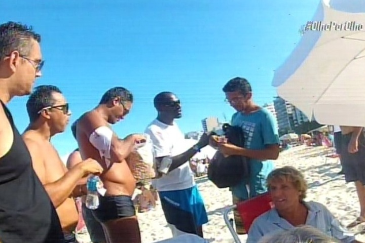 17.mar.2014 - No quadro "Olho por Olho", Maurício Meirelles mostra como turistas estrangeiros são enganados por vendedores ambulantes em cidades praianas 