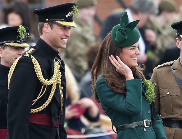 17.mar.2014 - Príncipe William e Kate Middleton dão risada durante parada de São Patrício em Aldershot, Inglaterra