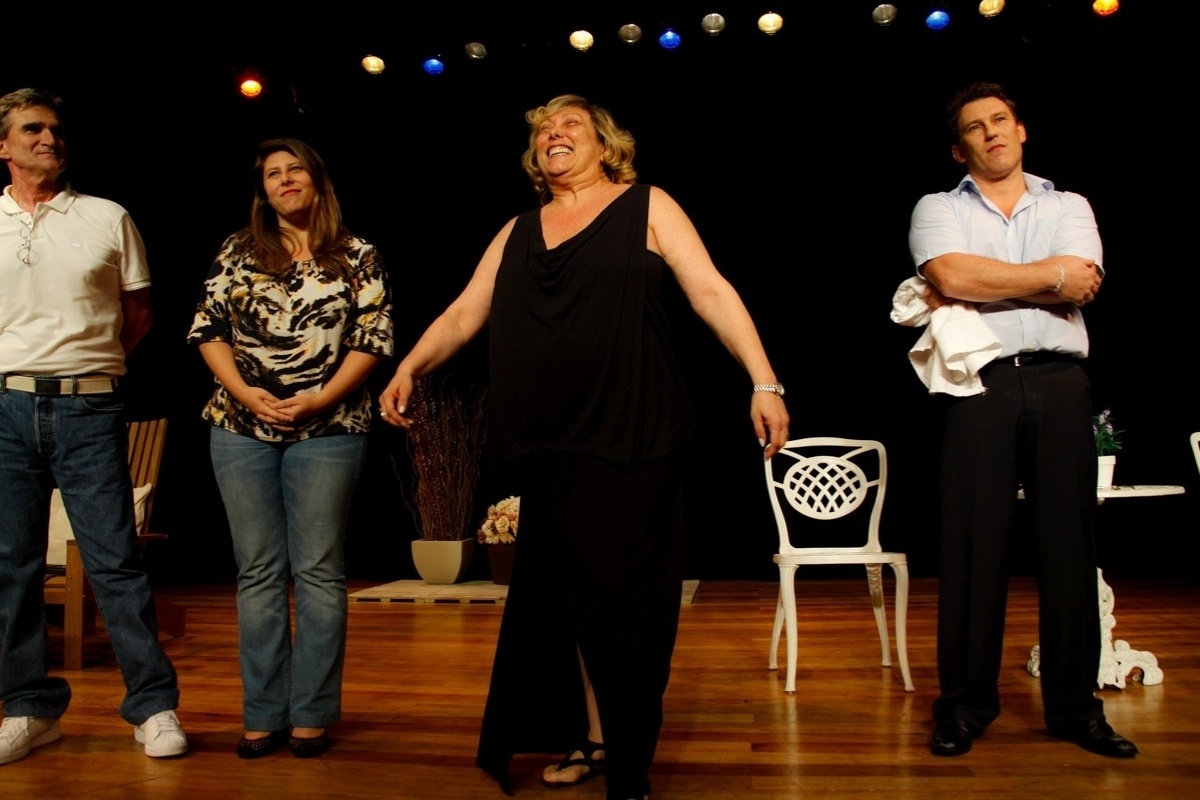 17.mar.2014 - Roberto Arduim, Vanessa Goulart, Bárbara Bruno e Paulo Goulart Filho na comemoração em São Paulo dos 10 anos do "Teatro nas Universidades" criado por Nicette Bruno e Paulo Goulart. O projeto, que visa levar o teatro até as universidades e já atingiu 114.237 mil estudantes em 166 instituições desde 2005, montará neste ano o espetáculo "13", de Sérgio Jockimann, com Paulo Goulart Filho e Roberto Arduin no elenco - Marcos Ribas/Photo Rio News