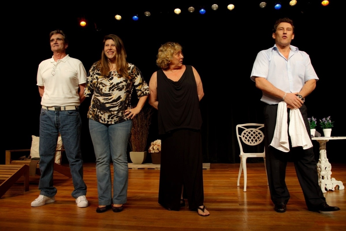 17.mar.2014 - Roberto Arduim, Vanessa Goulart, Bárbara Bruno e Paulo Goulart Filho na comemoração em São Paulo dos 10 anos do "Teatro nas Universidades" criado por Nicette Bruno e Paulo Goulart. O projeto, que visa levar o teatro até as universidades e já atingiu 114.237 mil estudantes em 166 instituições desde 2005, montará neste ano o espetáculo "13", de Sérgio Jockimann, com Paulo Goulart Filho e Roberto Arduin no elenco - Marcos Ribas/Photo Rio News