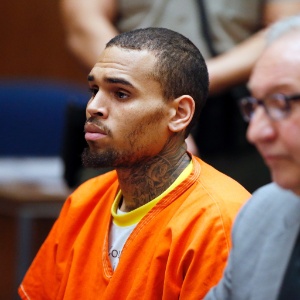 Usando um uniforme prisional Chris Brown (esq.) aparece em audiência em tribunal na Califórnia