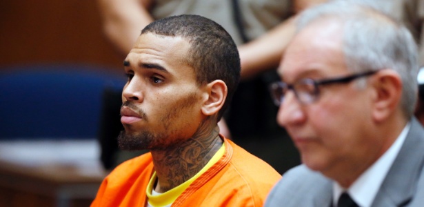 Usando um uniforme prisional Chris Brown (esq.) aparece em audiência em tribunal na Califórnia