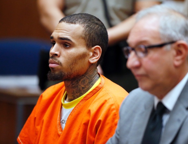 Usando um uniforme prisional Chris Brown (esq.) aparece em audiência em tribunal na Califórnia, ao lado do advogado Mark Geragos
