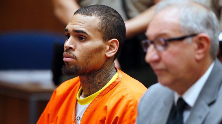 17.mar.2014 - Usando um uniforme prisional Chris Brown (esq.) aparece em audiência em tribunal na Califórnia, ao lado do advogado, Mark Geragos 17.mar.2014 - Usando um uniforme prisional Chris Brown (esq.) aparece em audiência em tribunal na Califórnia, ao lado do advogado, Mark Geragos