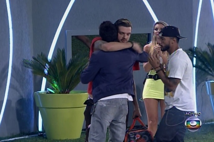 18.mar.2014 - E com 61% votos, Diego é o décimo terceiro eliminado de "Big Brother Brasil 14"; na imagem, Diego se despede de Cássio