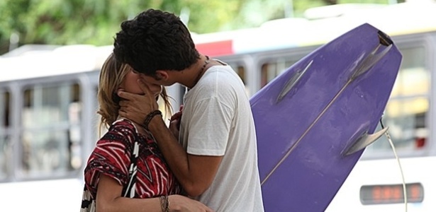 Em "Malhação", Sofia recebe beijo de Ben após os dois passarem por aperto para voltar da praia