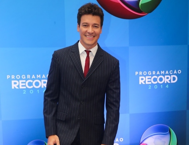 18.mar.2014 - O apresentador Rodrigo Faro posa para foto na apresentação da programação 2014 da Record, em São Paulo