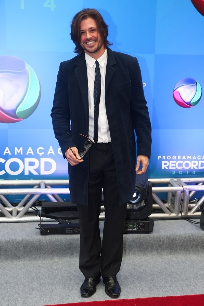 18.mar.2014 - O ator Dado Dolabella posa para fotos na apresentação da programação 2014 da Record, em São Paulo