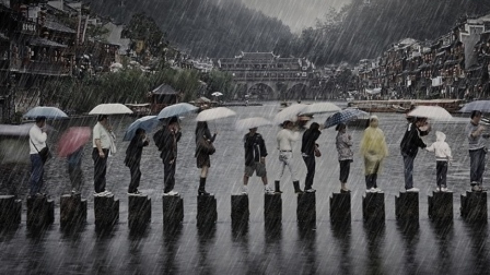 "Minha foto 'Chuva na Cidade Antiga' foi feita no sul da China e mostra pessoas viajando durante a estação das chuvas", disse Chen Li, vencedor na categoria Viagem - Divulgação/2014 Sony World Photography Awards