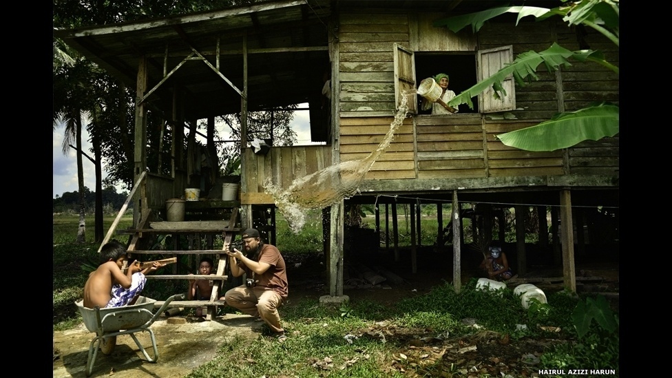 Na categoria Fração de Segundo o vencedor foi Hairul Azisi Harun, da Malásia, com a foto "Estória de Fotógrafo - Bastidores" - Divulgação/2014 Sony World Photography Awards
