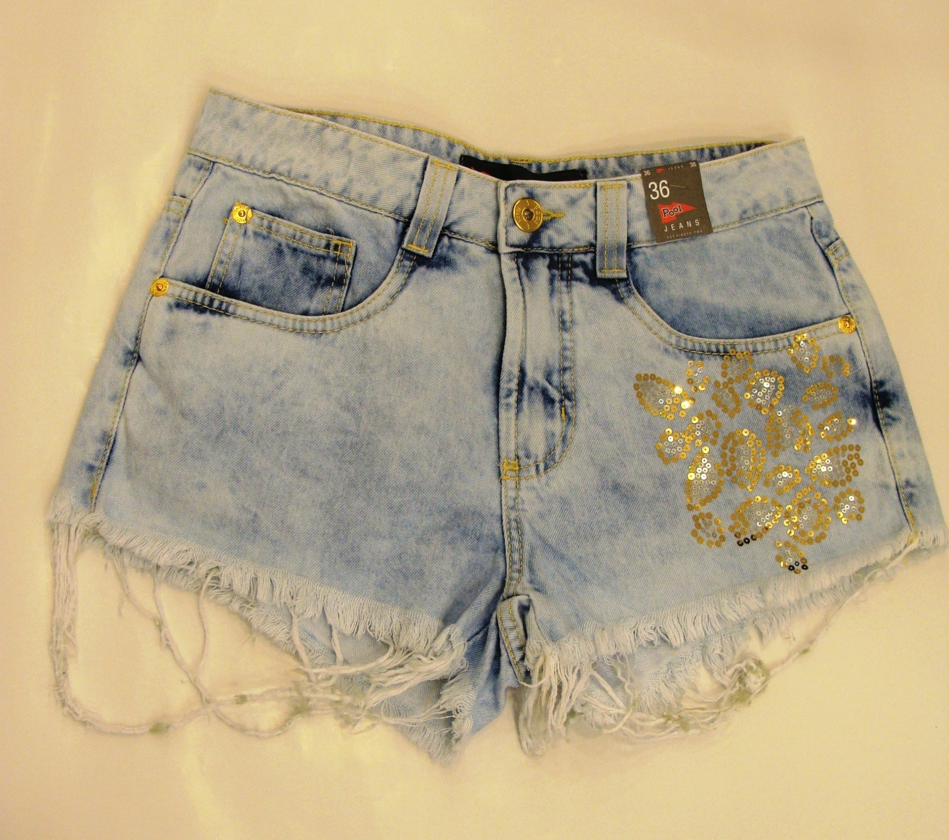 Short jeans com aplicação de paetês; R$ 79,90, na Riachuelo do Internacional Shopping Guarulhos (SAC: 11 2414-5000) | Preço pesquisado em março de 2014 e sujeito a alteração. - Divulgação