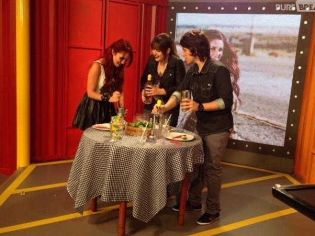 10.mar.2014 - Dulce Maria participa do programa "Coletivation", da MTV Brasil