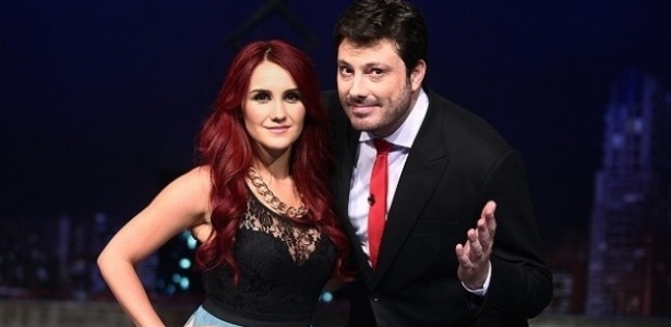 11.mar.2014 - Danilo Gentili entrevista Dulce Maria no "The Noite", seu talk show no SBT
