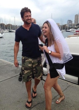 Gerard Butler invade despedida de solteira em Sidney e posa para foto com a noiva