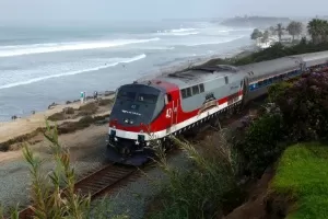 17.mar.2014 - Trem de passageiros da companhia Amtrak passa por paisagem costeira na Califórnia - Mike Blake/Reuters