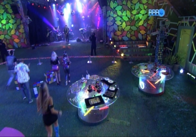 19.mar.2014 - Ao som de RPM, banda que canta a música-tema de "Big Brother Brasil", brothers participam da Festa Anos 80