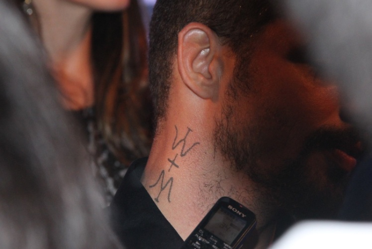 19.mar.2014 - Cauã Reymond exibe uma das tatuagens de seu personagem em "O Caçador"