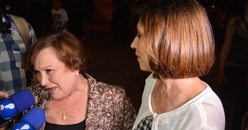 19.mar.2014 - Nicette Bruno e Beth Goulart conversam com a imprensa na missa de sétimo dia da morte do ator Paulo Goulart