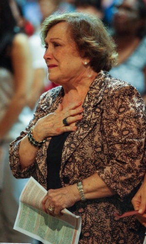19.mar.2014 - Nicette Bruno se emociona na missa de sétimo dia da morte do marido, Paulo Goulart, na igreja da Consolação, em São Paulo. O ator morreu no último dia 13 após lutar contra um câncer