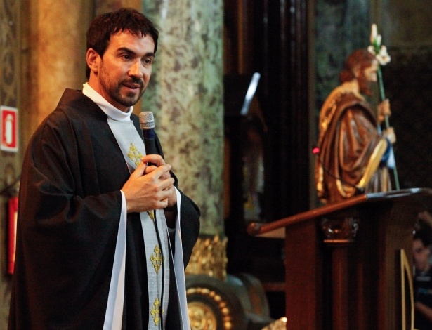 19.mar.2014 - O padre Fábio de Mello foi quem celebrou a missa de sétimo dia da morte do ator Paulo Goulart, na igreja da Consolação, em São Paulo