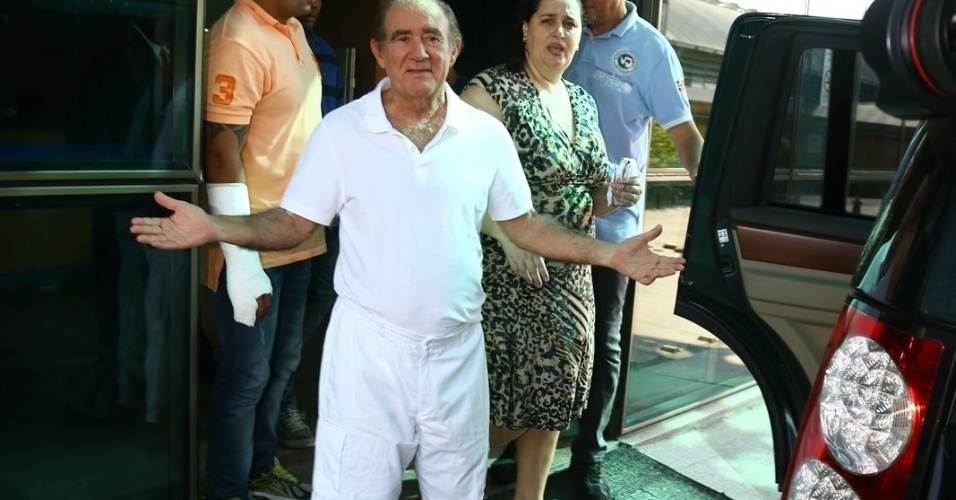 19.mar.2014- Ao lado da mulher, Renato Aragão recebe alta do hospital na Barra da Tijuca, onde estava internado desde sábado, 15