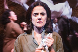 Marieta Severo em cena da peça "Incêndios"  - Leo Aversa