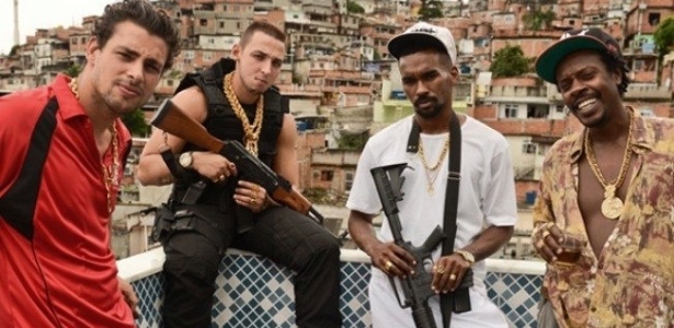 Cauã Reymond e o funkeiro MC Smith (de preto, com arma na mão) em imagem do filme "Alemão" - Divulgação