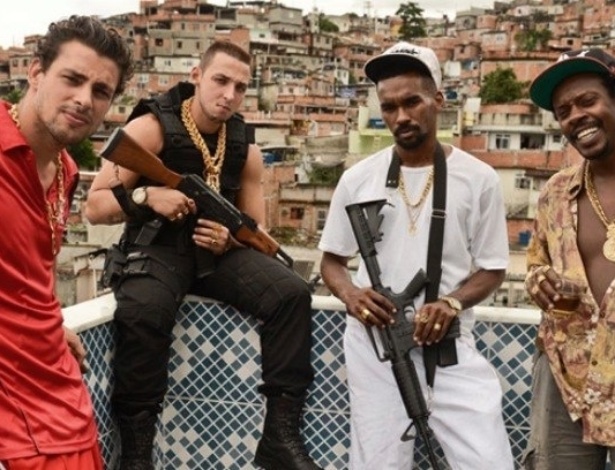 Cauã Reymond e o funkeiro MC Smith (de preto, com arma na mão) em imagem do filme "Alemão" - Divulgação