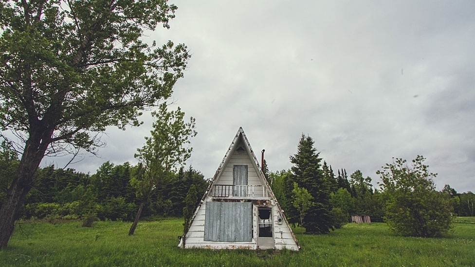 O fotógrafo canadense Andrew Knapp escondeu seu cachorro, Momo, em belas paisagens ou ruas comuns dos Estados Unidos e Canadá. Na foto, Momo no norte de Ontario - Andrew Knapp