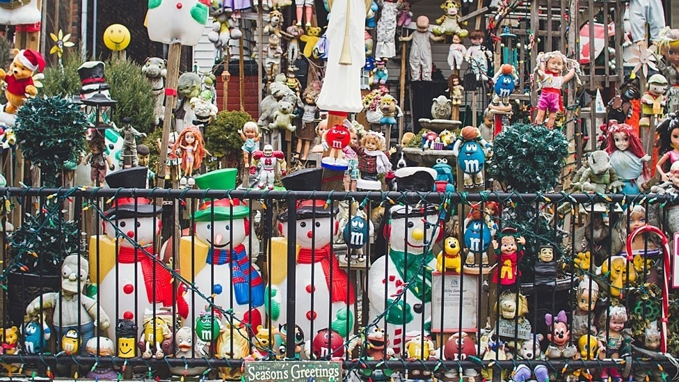 O fotógrafo canadense Andrew Knapp escondeu seu cachorro, Momo, em belas paisagens ou ruas comuns dos Estados Unidos e Canadá. Na foto, Momo se esconde em Toronto, Canadá - Andrew Knapp