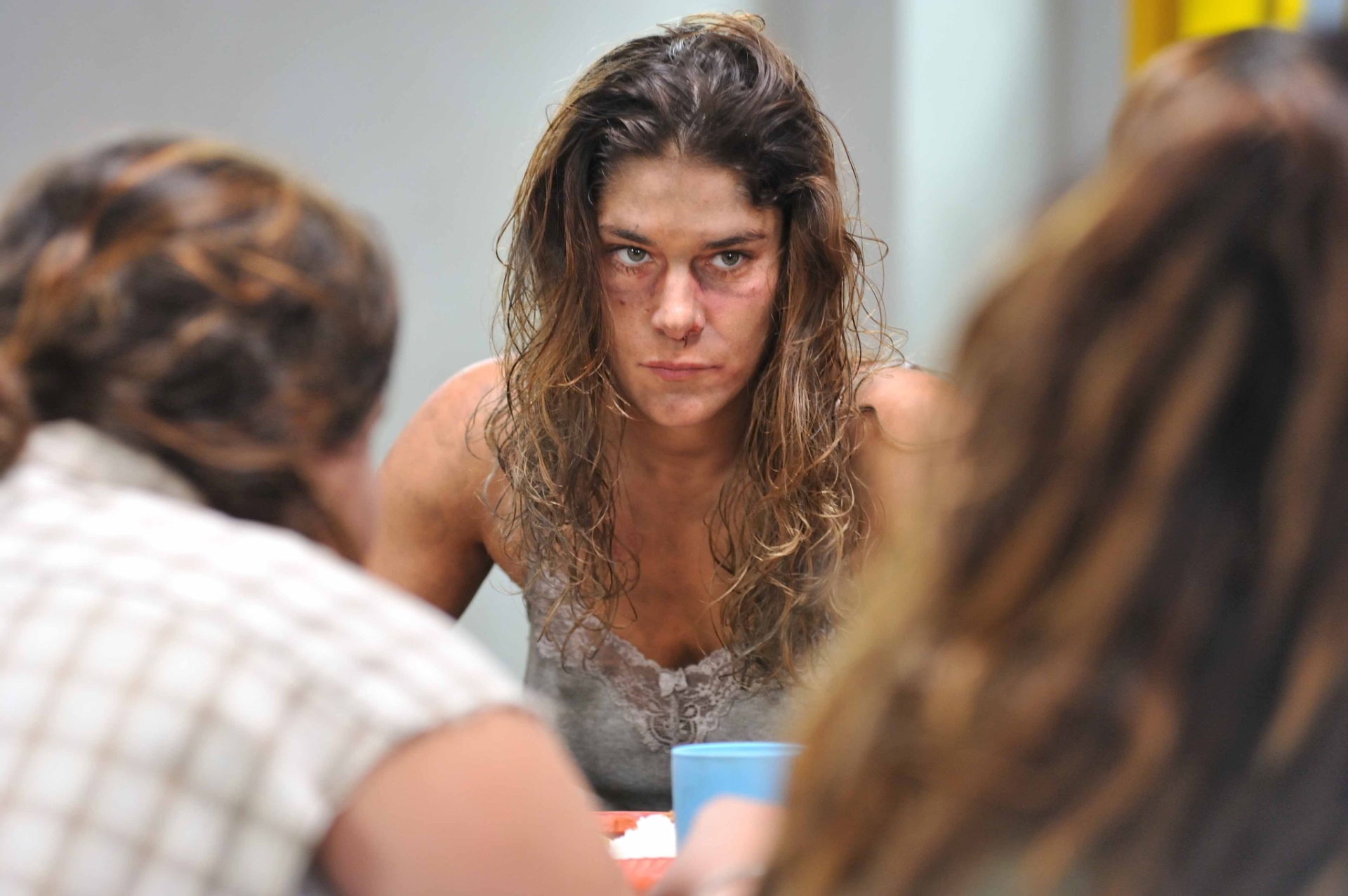 Priscila Fantin aparece com o rosto machucado e cheio de raiva em "Jogo de Xadrez" - Divulgação