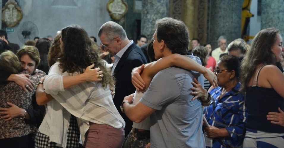 19.mar.2014 - A família se abraça durante a missa de sétimo dia da morte de Paulo Goulart