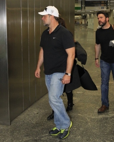20.mar.2014 - O ator Russell Crowe desembarcou no Rio de Janeiro acompanhado de uma comitiva. O australiano veio ao Brasil divulgar seu último filme, "Noé", e deve ficar no país por três dias.
