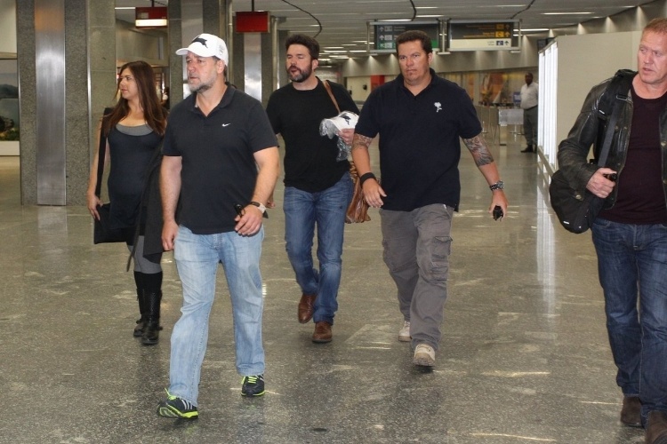 20.mar.2014 - O ator Russell Crowe desembarcou no Rio de Janeiro acompanhado de uma comitiva. O australiano veio ao Brasil divulgar seu último filme, "Noé", e deve ficar no país por três dias.