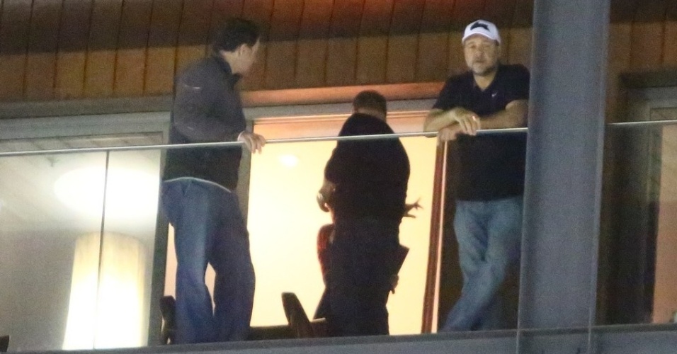 20.mar.2014 - O ator Russell Crowe está no Brasil para divulgar seu último filme, "Noé", e deve ficar no país por três dias. Logo depois de se instalar em um hotel em Ipanema, Crowe foi visto fumando na sacada de seu quarto