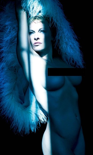 20.mar.2014- Aos 46 anos, Pamela Anderson mostra que está com o corpo perfeito em ensaio ousado para a Purple Fashion Magazine