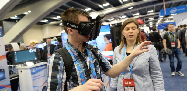 Visitante da feira de games testa o Oculus Rift, que permite "mergulhar" em mundos virtuais - Divulgação/GDC