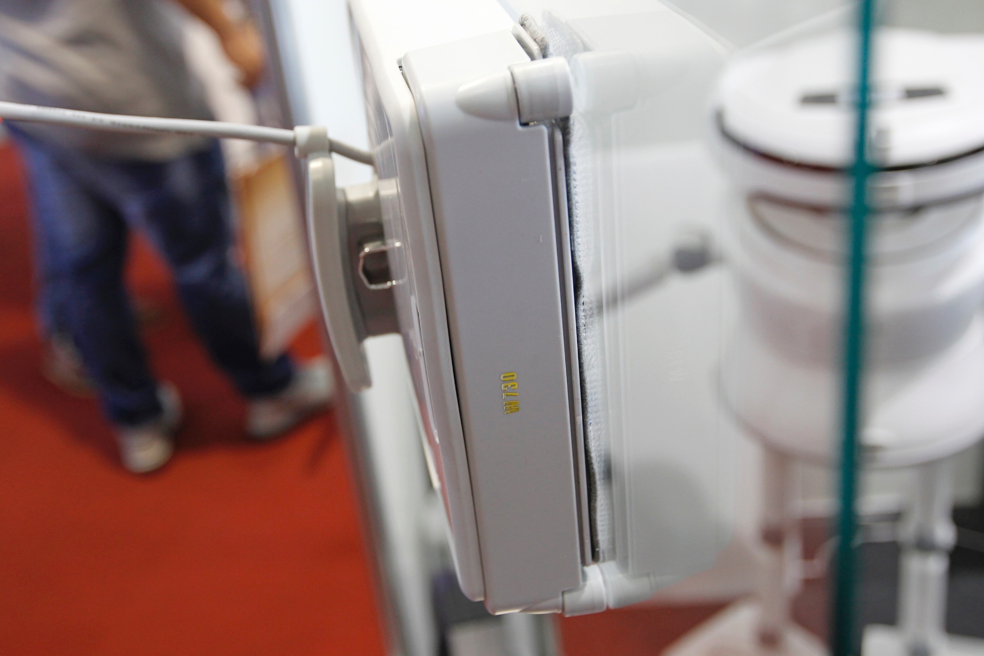 ... e é indicado para a faxina cotidiana, não sendo capaz de limpar sujeiras e poeira de obra. O robozinho ainda conta com uma corda elástica de segurança e uma bateria de apoio - Reinaldo Canato/ UOL