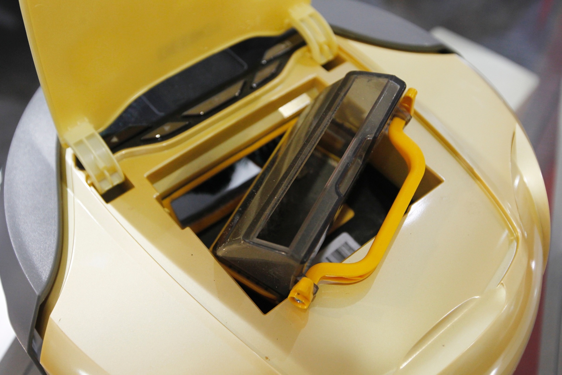 ... o conteúdo recolhido pelo robozinho é armazenado em um compartimento interno removível (foto). A alimentação do equipamento é feita por bateria recarregável e o Deebot volta para a base quando o trabalho programado termina ou quando a carga de energia acaba - Reinaldo Canato/ UOL