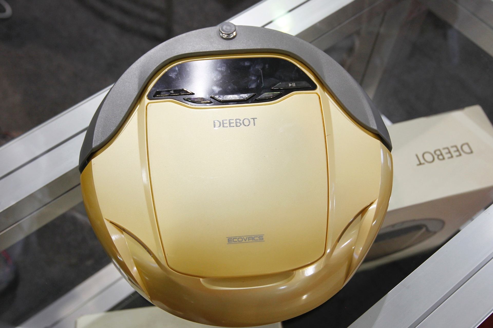 (...) O Deebot recolhe a poeira do dia a dia, migalhas, pelos de animais e sujeiras de pequeno porte, como folhas diminutas, mas não deve ser utilizado para a limpeza de líquidos... - Reinaldo Canato/ UOL