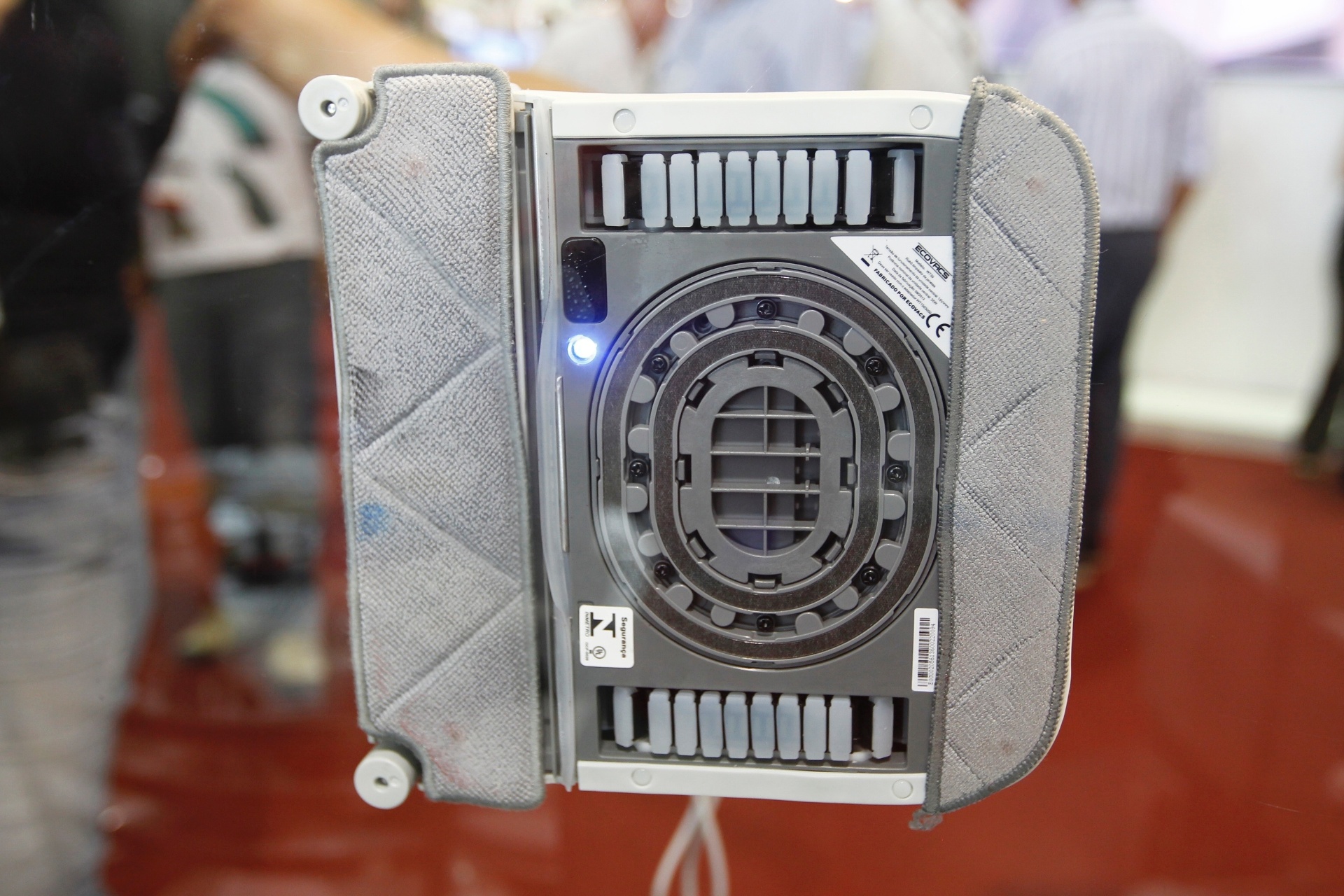 (...) O Winbot, da Ecovacs (www.ecovacs.com.br), funciona com bomba de vácuo e deve ser ligado à rede elétrica. O aparelho não pode ser programado, mas é capaz de identificar o quadrante de vidro a ser limpo... - Reinaldo Canato/ UOL