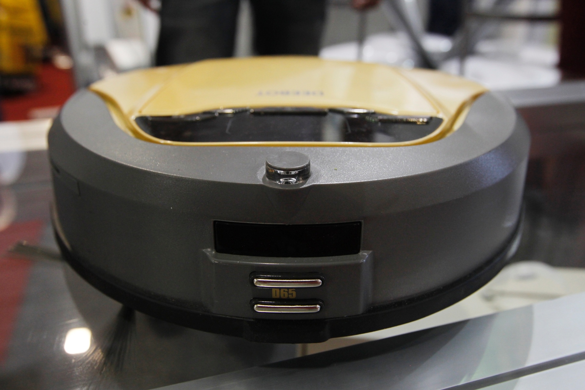 ... que funciona com bateria e pode ser usado para a aspiração de qualquer tipo de piso, além de tapetes e carpetes com até dois centímetros de altura. O equipamento pode ser programado, percorre cerca de 150 m² e tem autonomia de trabalho por até uma hora e vinte. (...) - Reinaldo Canato/ UOL