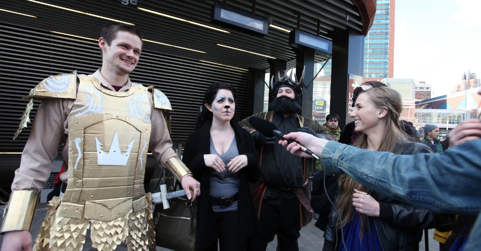 20.mar.2014 - Caracterizados, fãs se aglomeram na pré-estreia da quarta temporada de "Game of Thrones" em Nova York