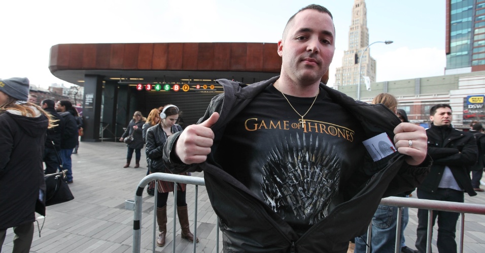 20.mar.2014 - Fãs se aglomeram na pré-estreia da quarta temporada de "Game of Thrones" em Nova York