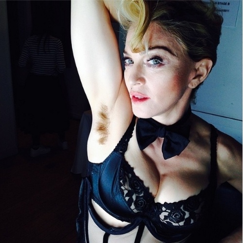 20.mar.2014 - Madonna exibiu a axila peluda em imagem divulgada por meio de sua página do Instagram