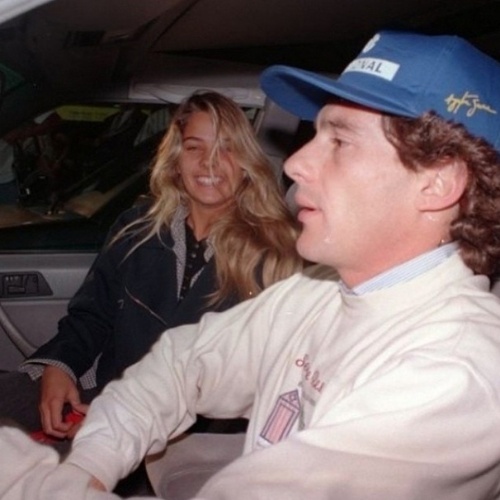 21.mar.2014 - Adriane Galisteu prestou homenagem ao ex-namorado, o pilot Ayrton Senna
