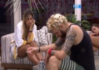 Rivais no jogo, Marcelo e Cássio estão atentos a possível "Big Fone" - Reprodução/TV Globo