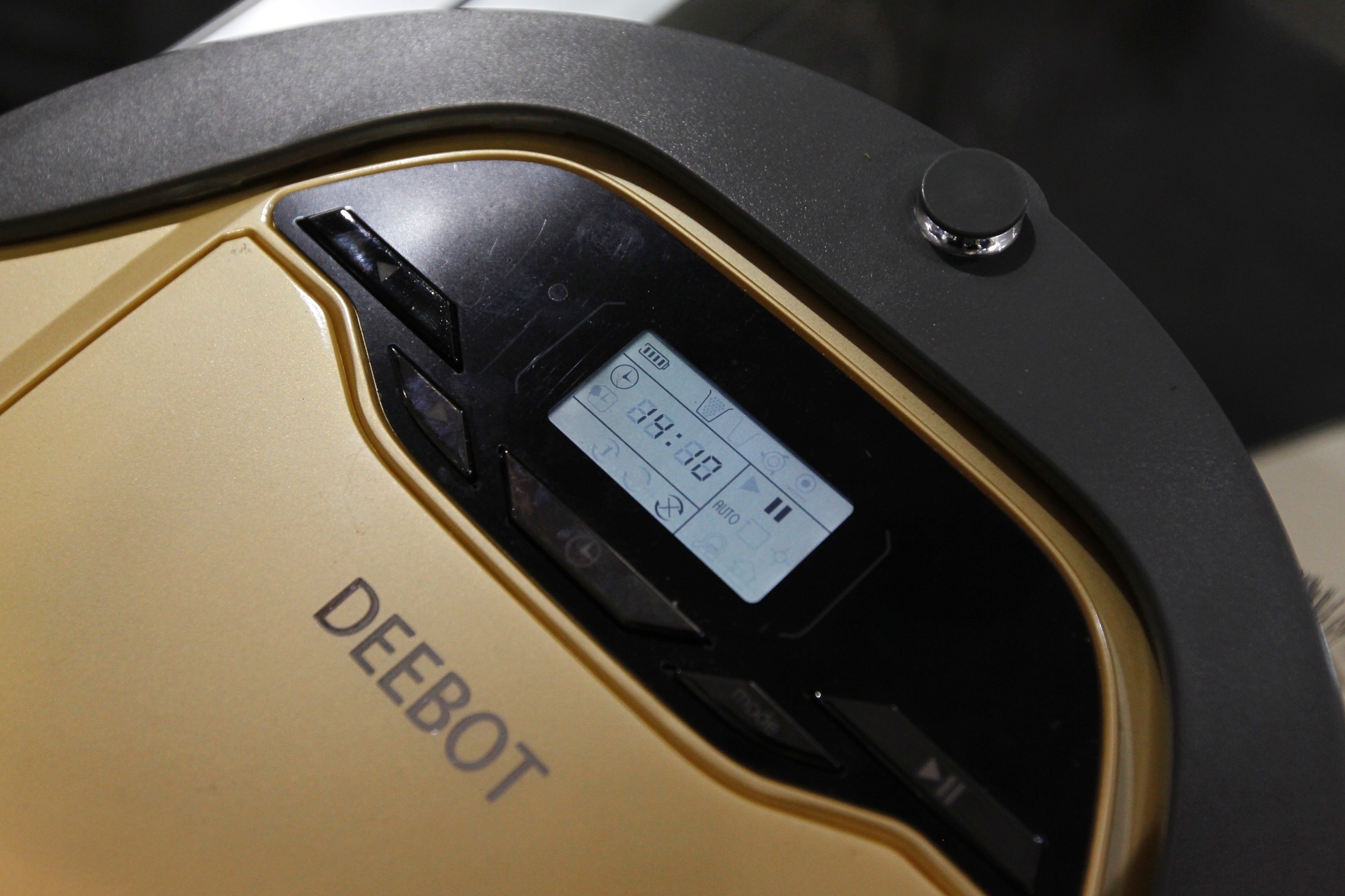 A Ecovacs (www.ecovacs.com.br) lançou na 20ª edição da Feicon Batimat (Salão Internacional da Construção), em cartaz de 18 a 22 de março de 2014, em São Paulo, o robô Deebot, um aspirador automático para a limpeza de pisos e superfícies planas de móveis... - Reinaldo Canato/ UOL